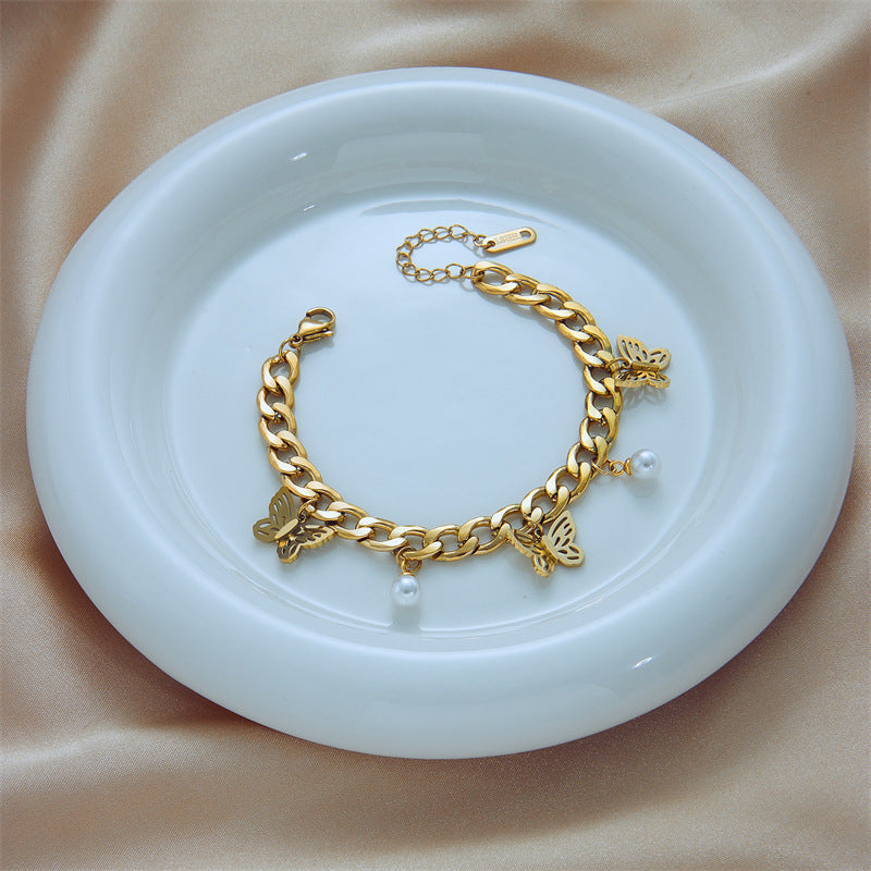 Collar Minimalista Retro con Colgante de Mariposa en Acero de Titanio con Acabado Chapado y Acentos de Perlas