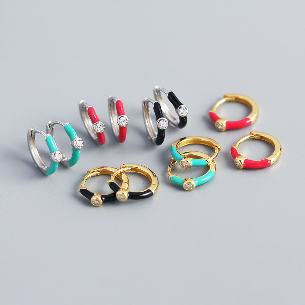 Orecchini a Cerchio Minimalisti Dolci in Argento Sterling 925 con Dettagli Geometrici e Smalto a Goccia Micro-incastonati