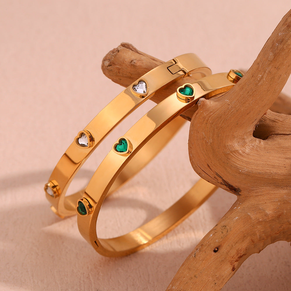 Bracciale minimalista da donna in acciaio inossidabile placcato oro 18 carati con micro-pavé di zirconi a forma di cuore e chiusura a levetta