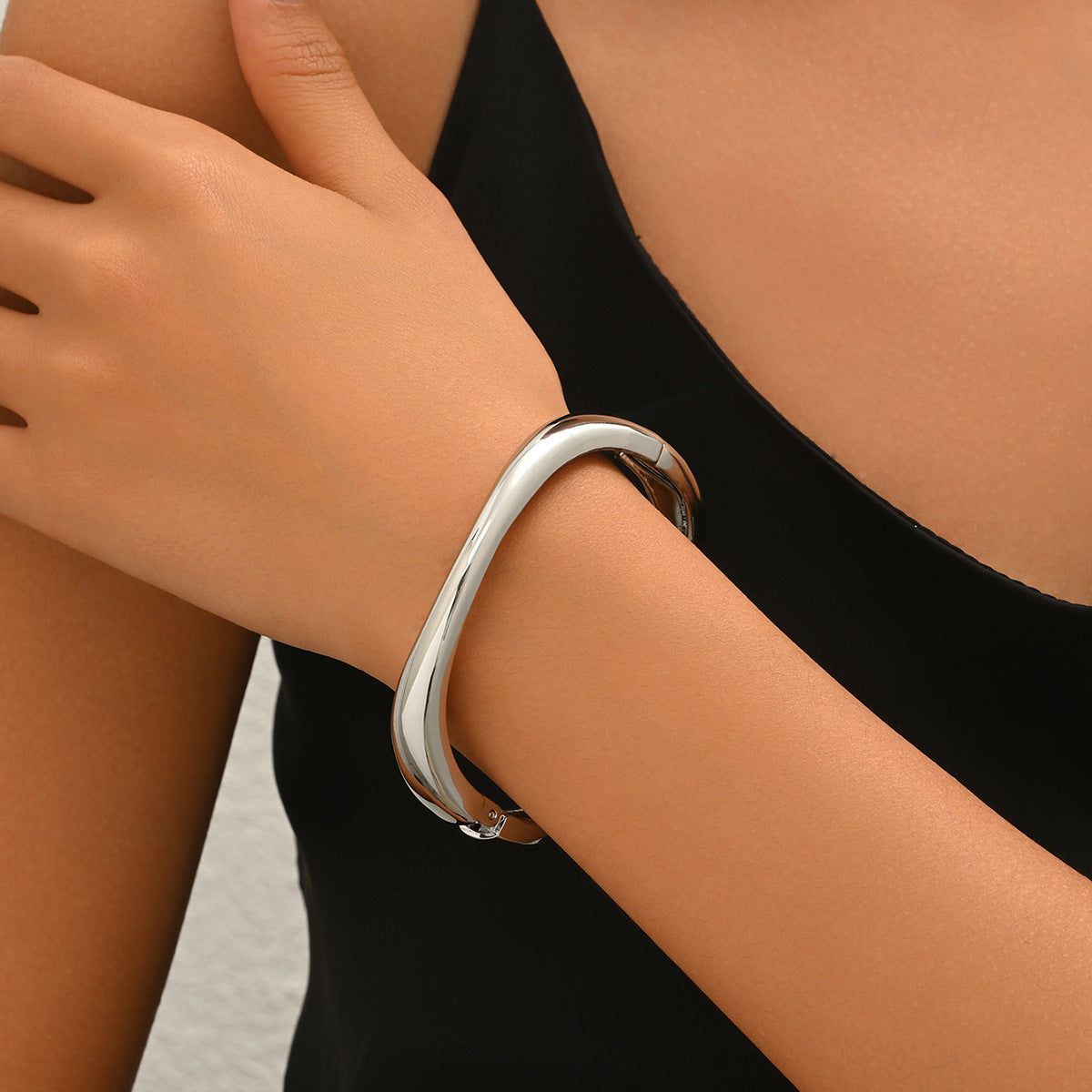 Pulsera de aleación de zinc chapada en oro de 18K con diseño geométrico y superficie lisa para mujer
