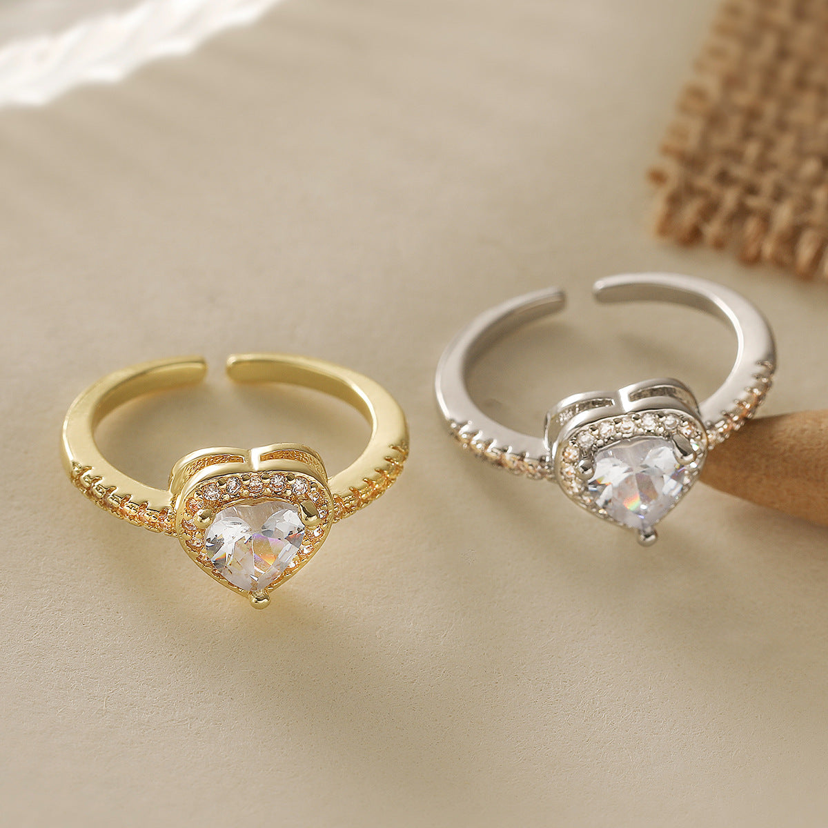 Anello in rame da donna minimalista a forma di cuore geometrico con zirconi incastonati