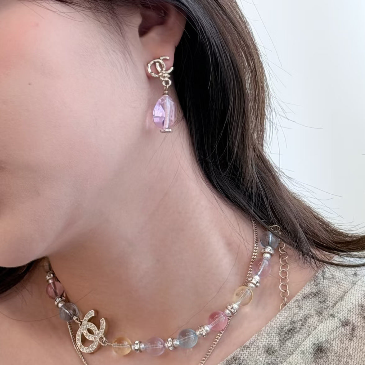Pendientes de latón bañados en oro con letras florales dulces y elegantes y postes de plata de ley 925