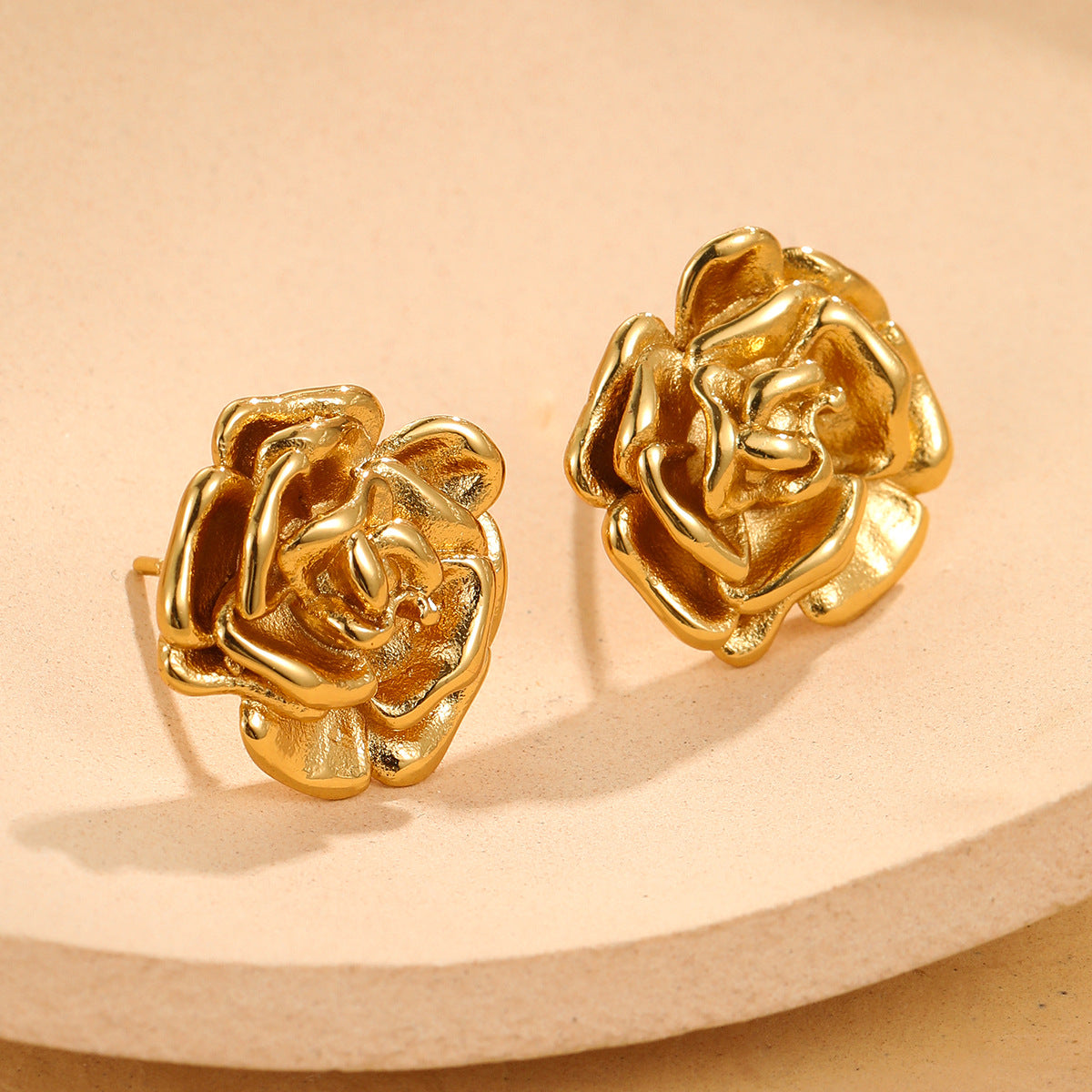 Orecchini a perno da donna in acciaio inossidabile con rosa stile francese vintage e placcatura in oro 18 carati