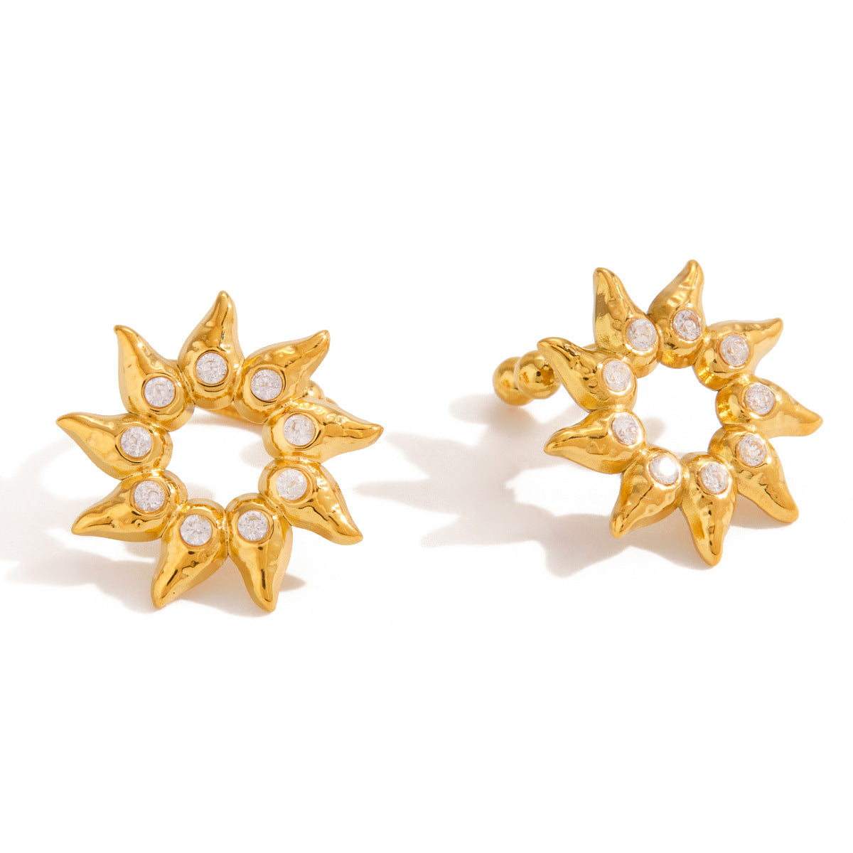 Pendientes de botón minimalistas de acero inoxidable con forma de sol y circonitas para mujer