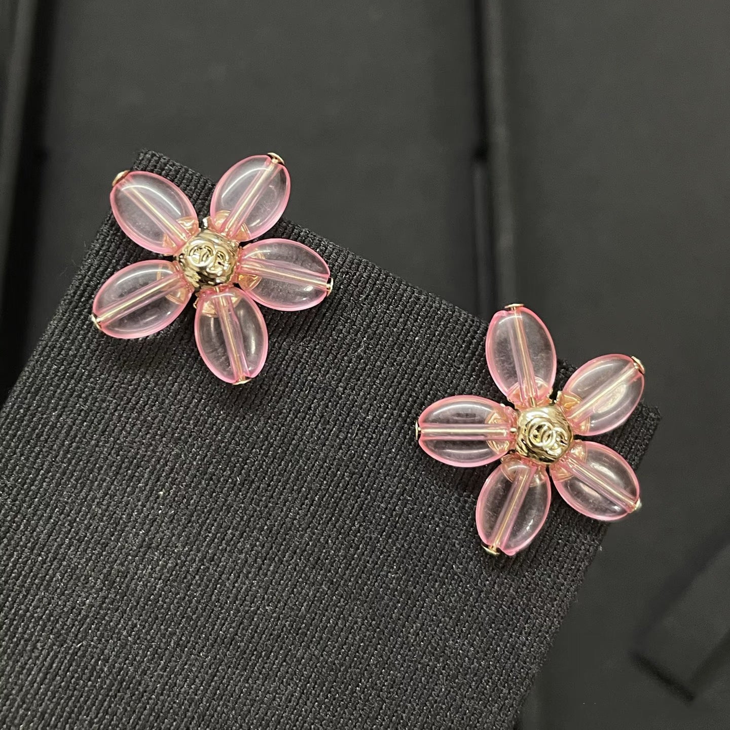 Sweet Elegant Gold Plated Brass Floral Acrylic Pendant Necklace for Women