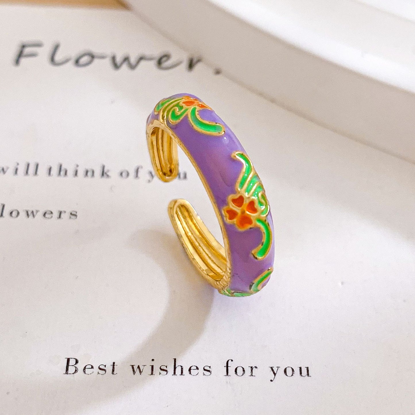 Anillo ajustable minimalista de latón chapado en oro con motivos florales para mujer