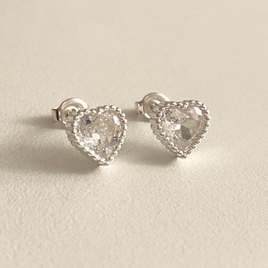 Pendientes de Plata de Ley 925 Minimalistas con Forma de Corazón, Incrustaciones de Circones y Acabado Bañado
