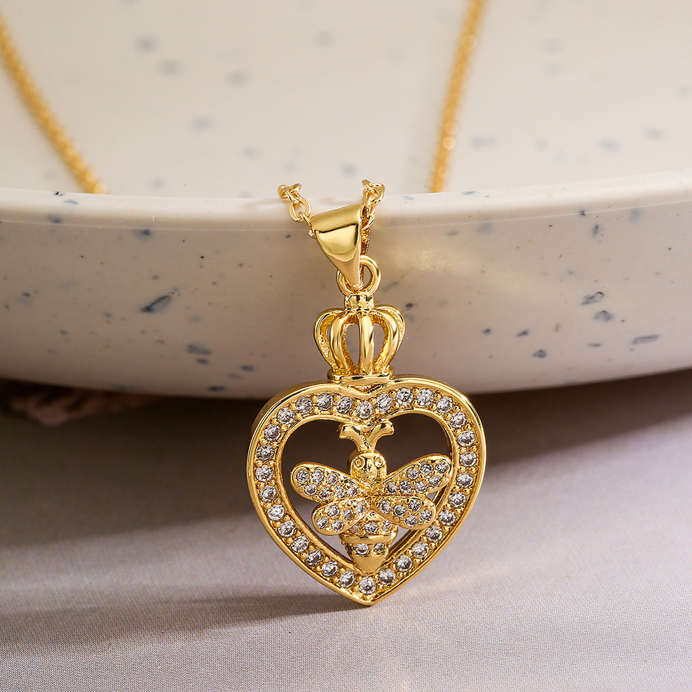 Collana Pendente Minimalista Ape e Cuore da Donna con Base in Rame Placcata in Oro Vero e Intarsio in Zirconi