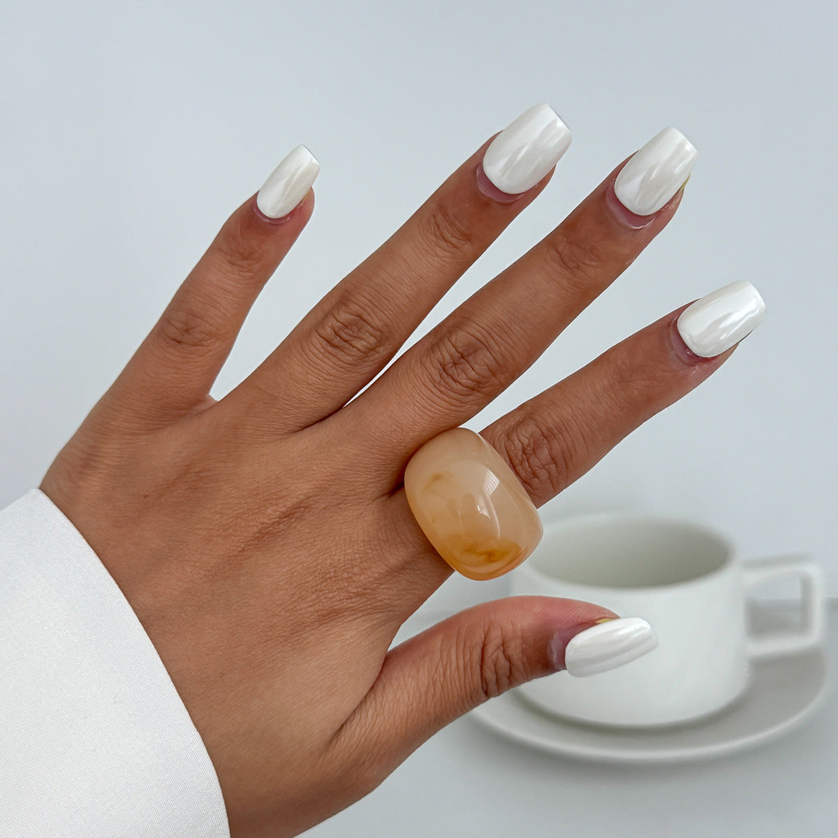 Anello da donna in resina geometrico minimalista con effetto marmorizzato e finitura epossidica lucida