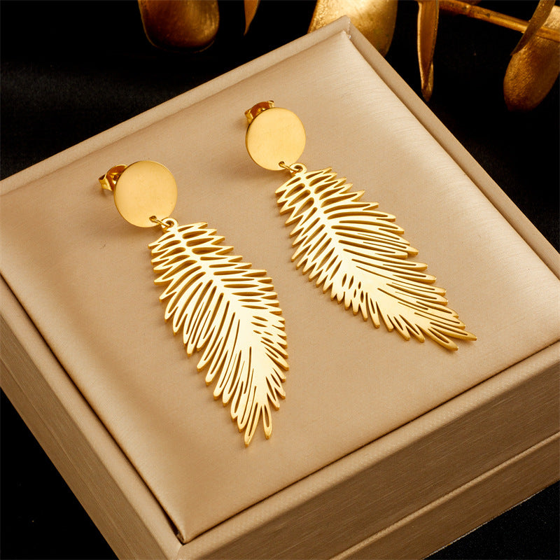 Pendientes minimalistas retro de acero de titanio con tonos fríos en forma de pluma y acabado chapado para mujer