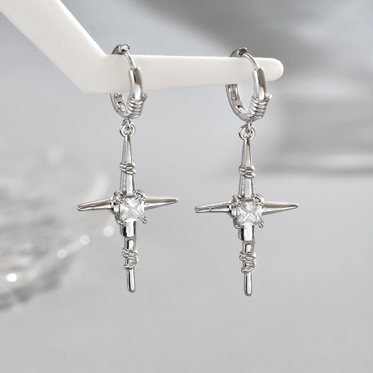 Pendientes de cruz geométricos con incrustaciones de circonio en cobre para mujer, clips para las orejas modernos y versátiles