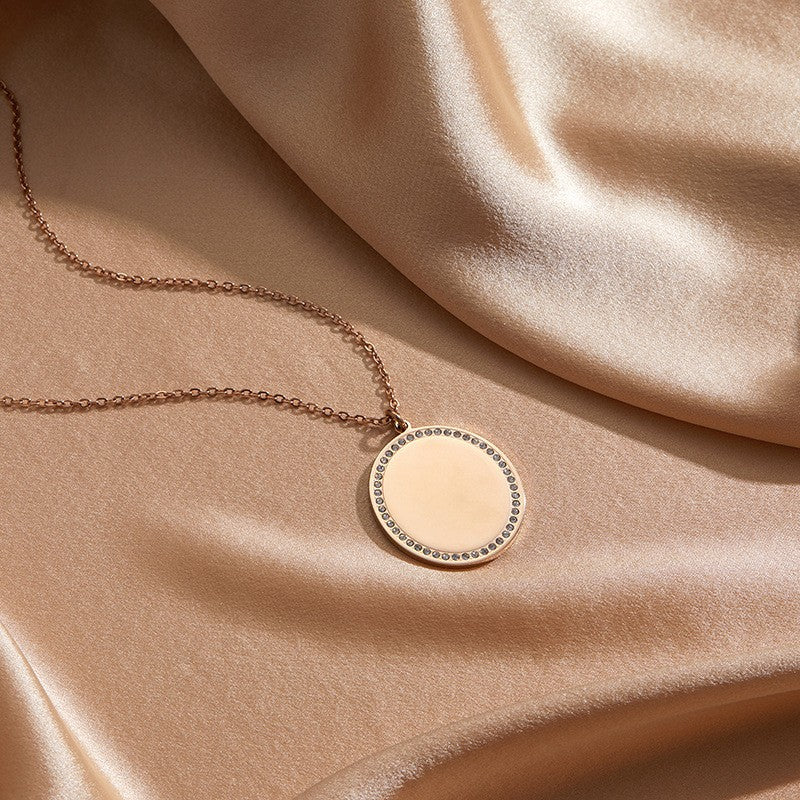 Collana da donna minimalista ovale in acciaio inossidabile con intarsio di zirconi e placcatura in oro, lunghezza regolabile, gioielli con pendente geometrico