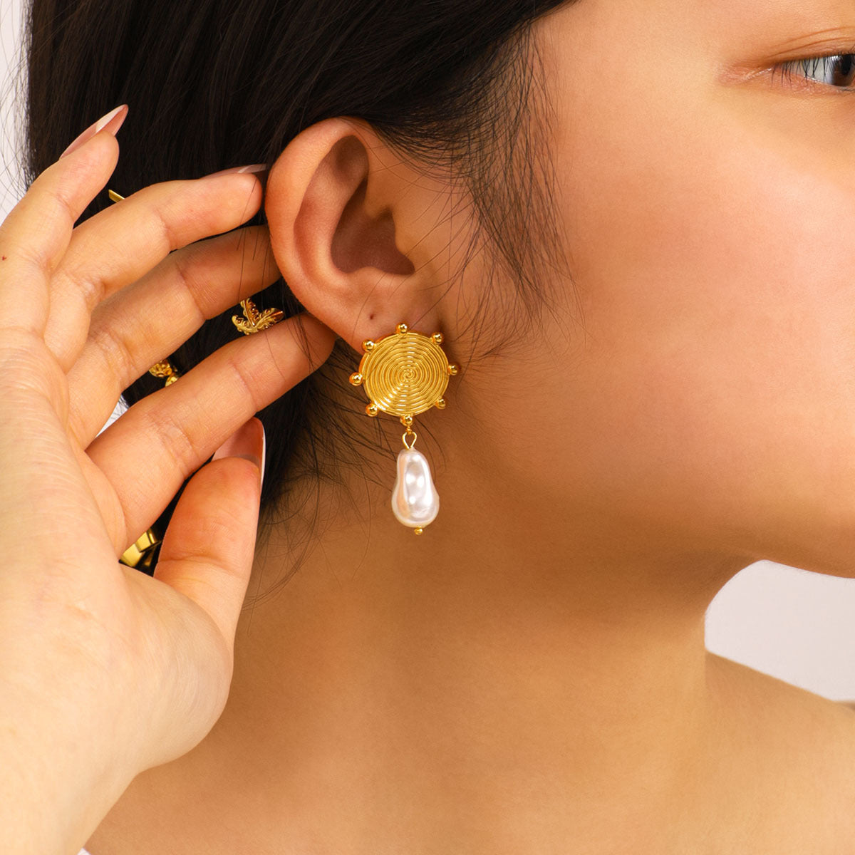 Minimalist Geometric Titanium Steel Threader Earrings with 18K Gold Plating and Pearl Dangle Accents