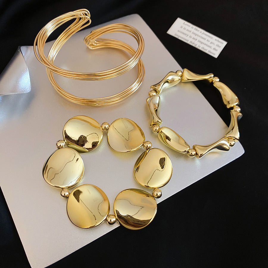 Bracciale rigido aperto attorcigliato lucido da donna Accessorio di moda in lega metallica con design geometrico