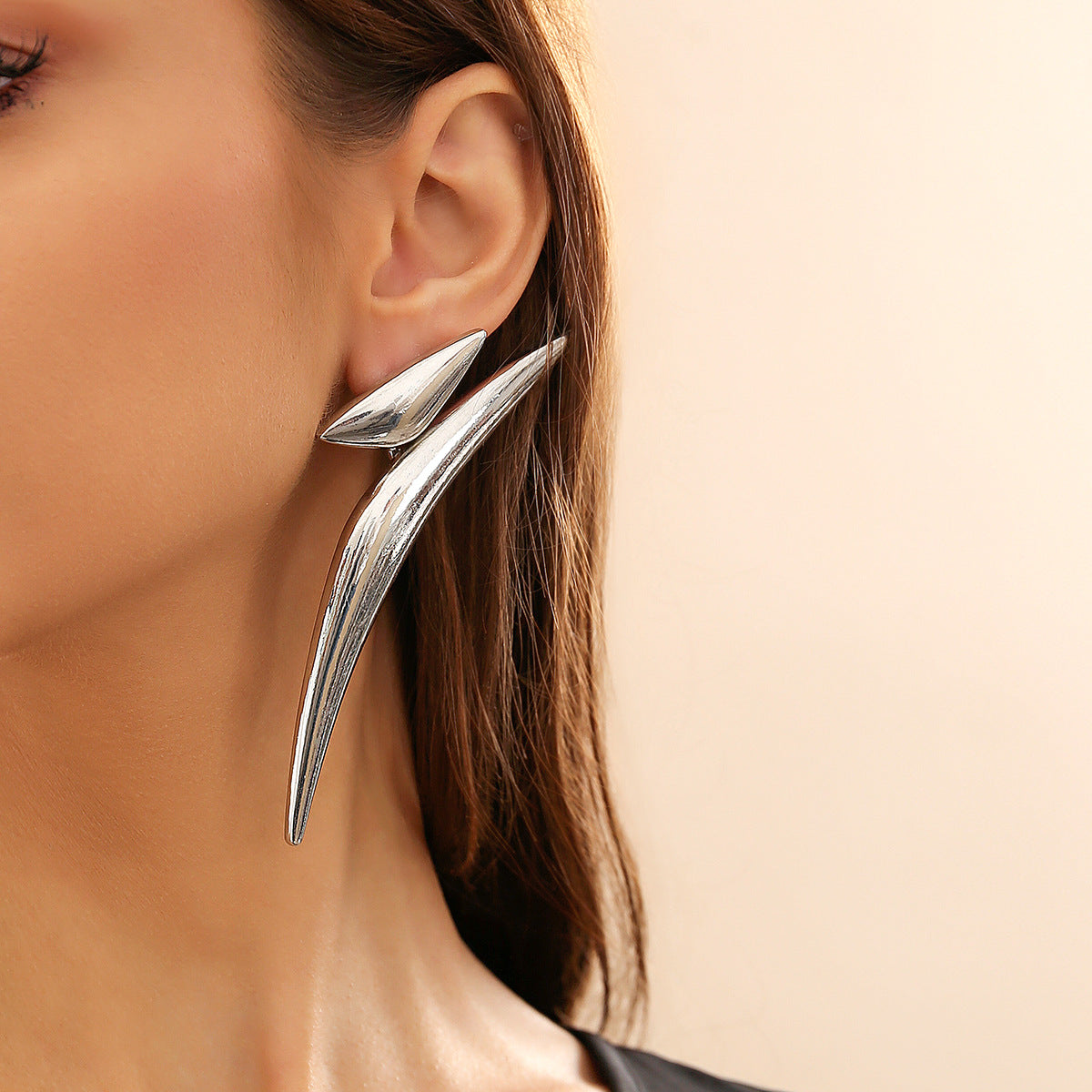 Aretes geométricos triangulares exagerados de tubo doblado para mujer, aretes de tuerca minimalistas de aleación electrochapada.