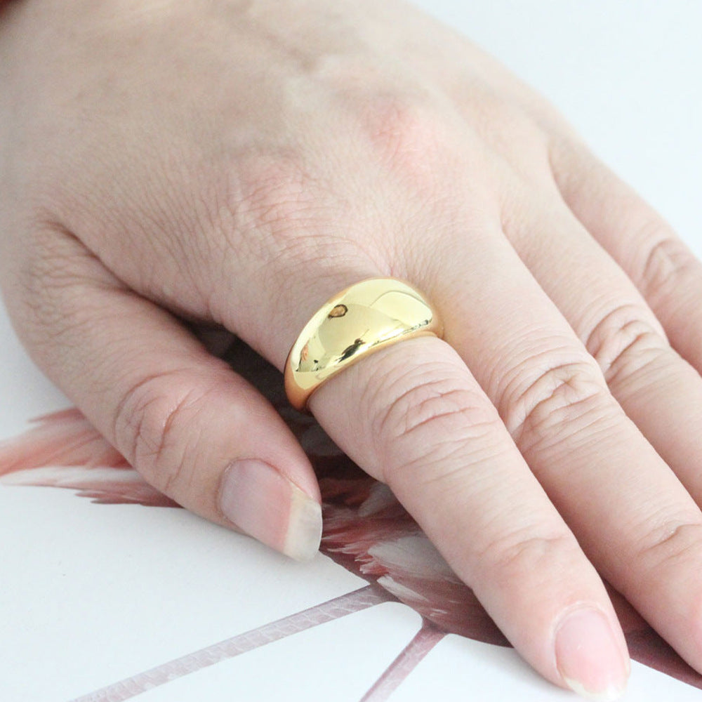 Anillo minimalista de acero de titanio geométrico con baño de oro de 18 quilates, banda curva lisa, diseño de cara ancha para mujer