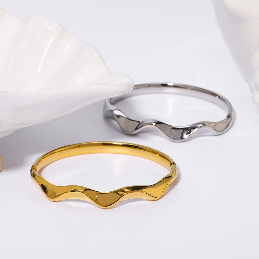 Bracciale da donna in acciaio al titanio con texture a onda minimalista, placcato sottovuoto
