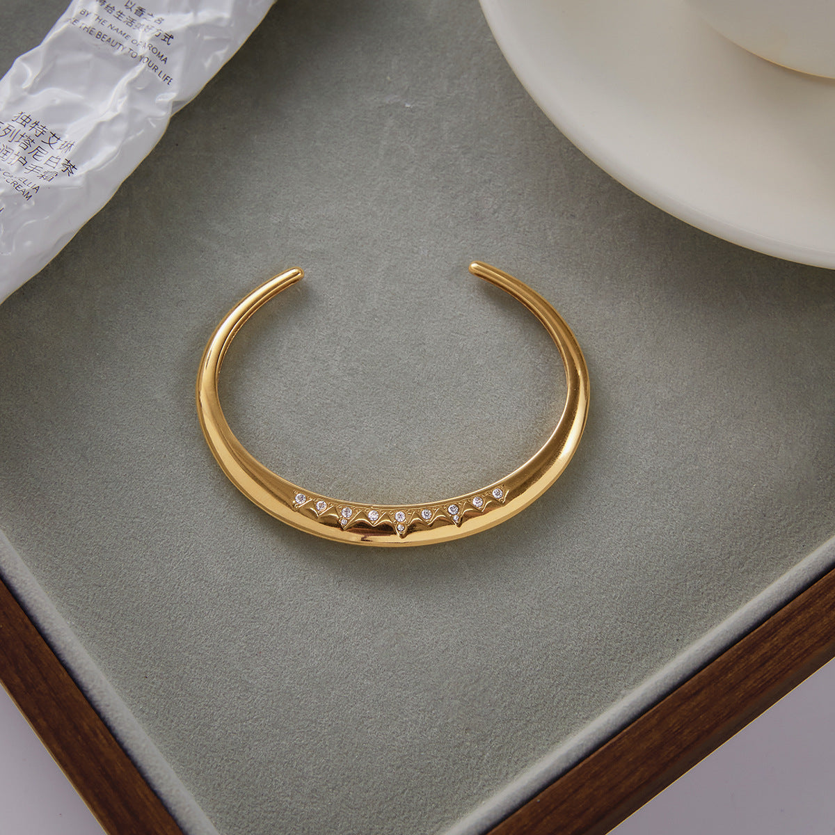 Elegante Bracciale in Acciaio al Titanio con Accenti di Strass Bianchi Motivo Cristallo di Ghiaccio Bracciale a Polsino Regolabile da Donna Minimalista alla Moda