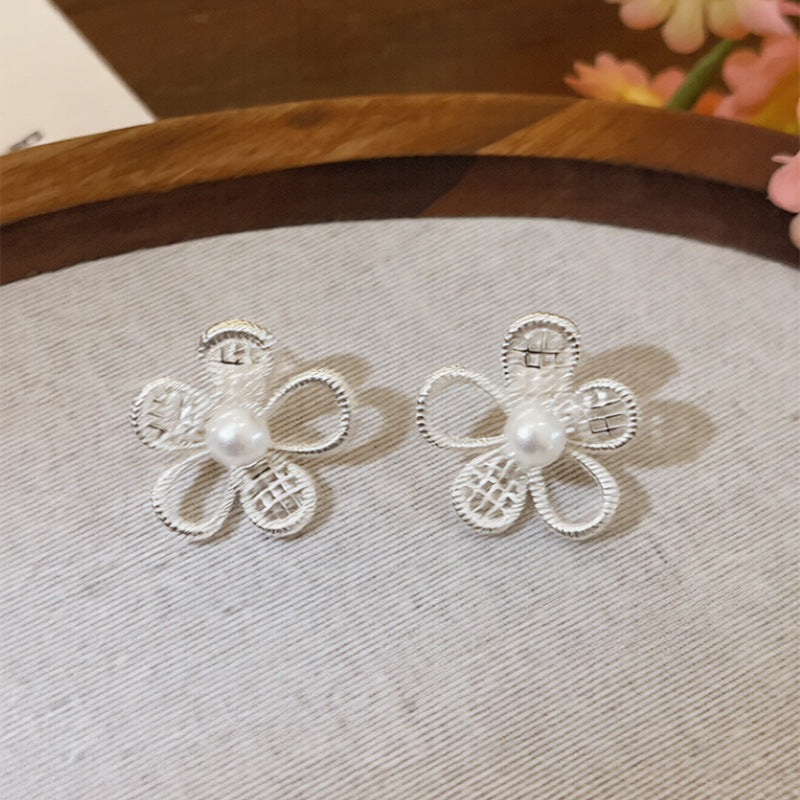 Orecchini a perno con perle floreali, eleganti e minimalisti, con perni in acciaio placcato da donna