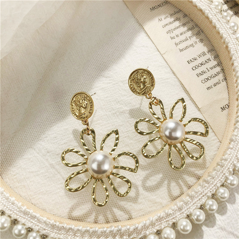 Orecchini a perno con fiore in lega placcata oro, intarsio di perle e ago in argento sterling 925