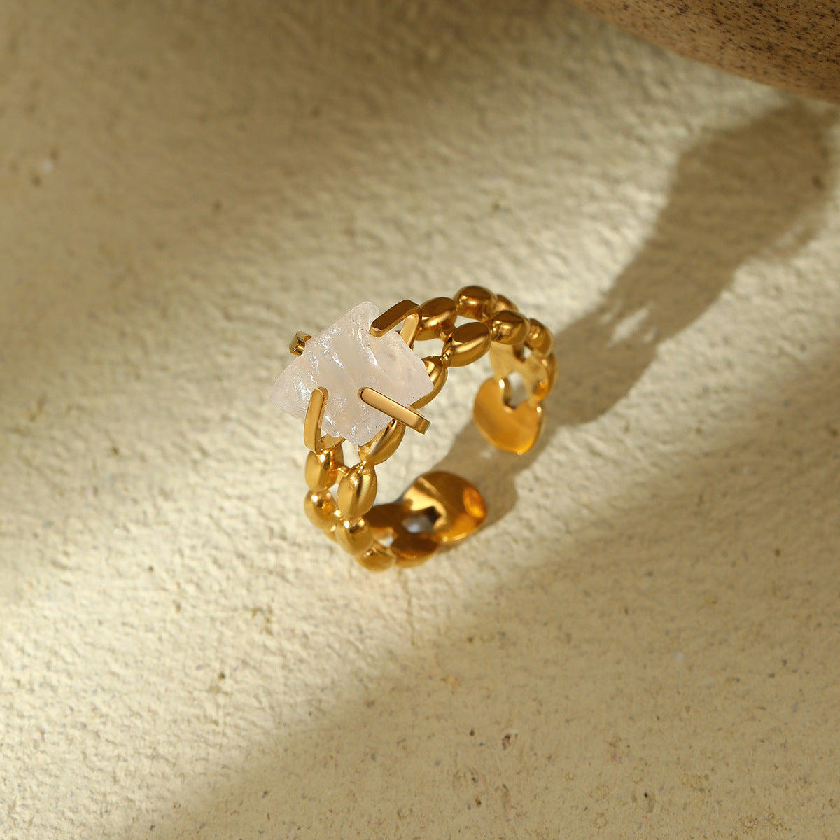 Anillo Minimalista Ajustable de Acero de Titanio Abierto para Mujer con Forma Geométrica y Acabado Bañado