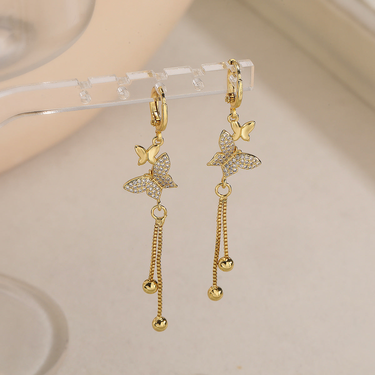 Orecchini a farfalla minimalisti in rame con placcatura in oro 18 carati e accento di zirconi, design elegante a goccia pendente per donna