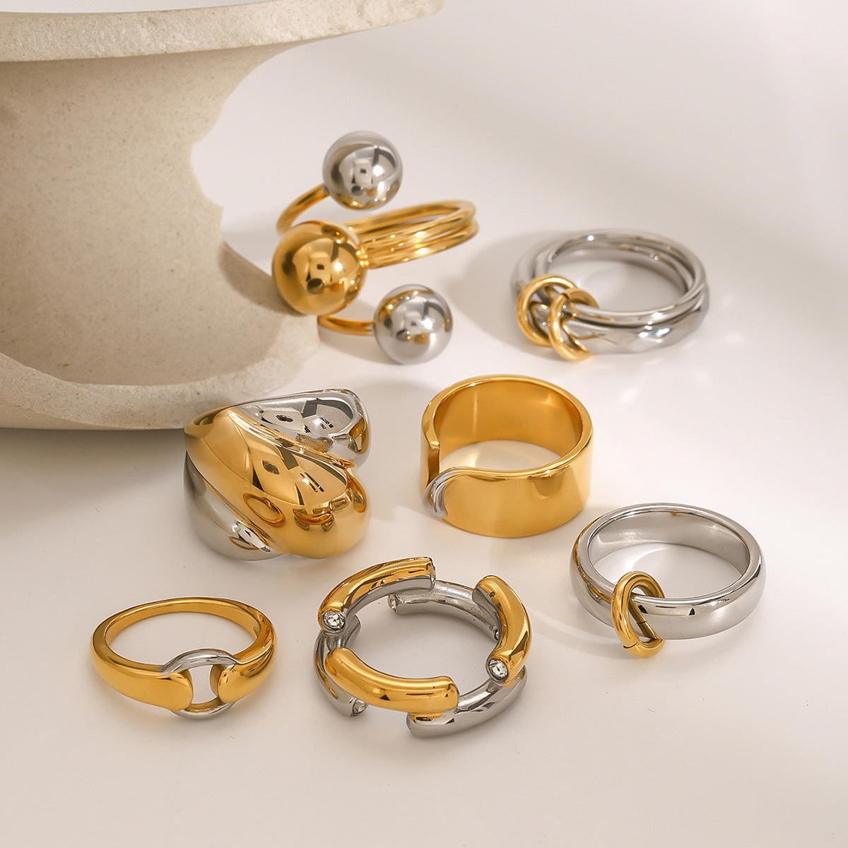 Anello geometrico minimalista in acciaio inossidabile con finitura galvanica per donna