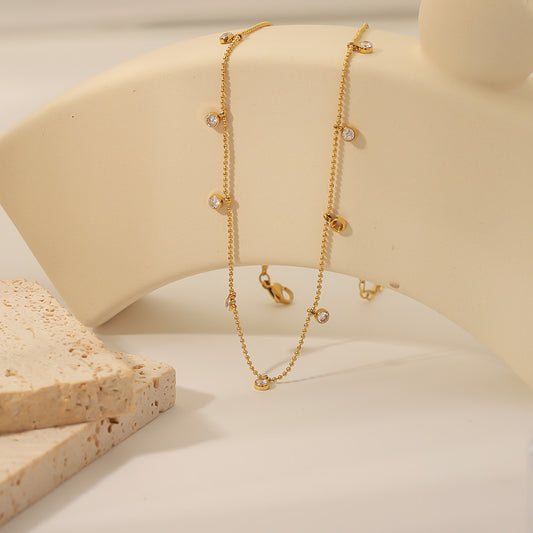 Collana a Sfera Minimalista Geometrica in Zirconia Bianca in Acciaio al Titanio Placcato Oro 18K per Donna, con Catena alla Clavicola