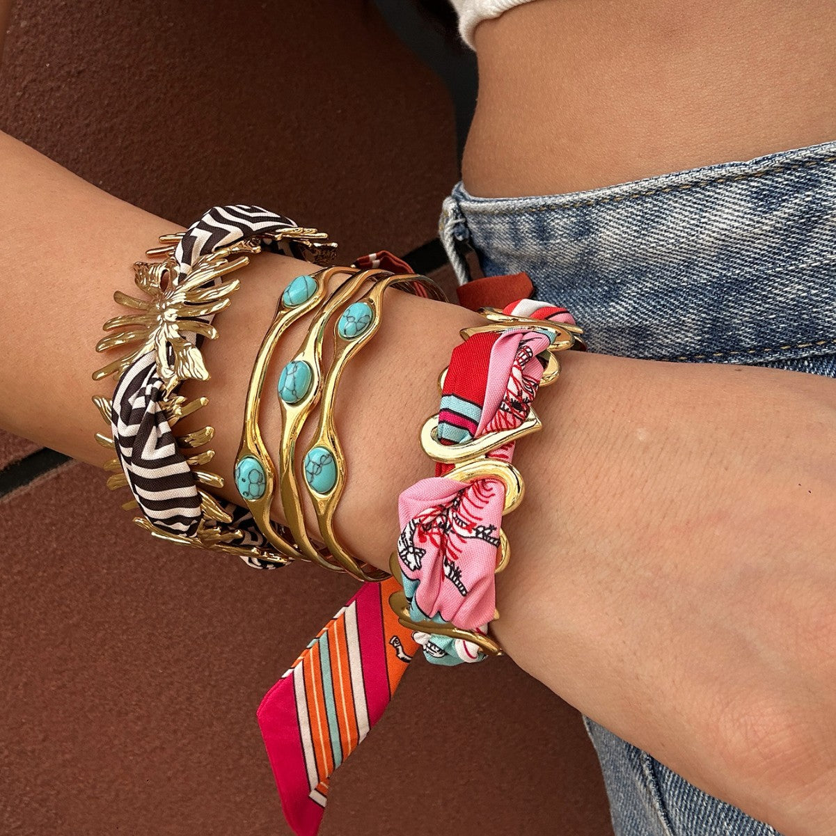 Bracciale a fascia larga in acciaio inossidabile placcato a forma di cuore irregolare, stile streetwear alla moda
