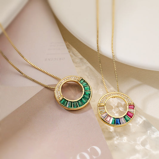 Collana da donna a pendente tondo cavo minimalista e lussuosa, realizzata in ottone con placcatura in oro 18K e intarsio di zirconi