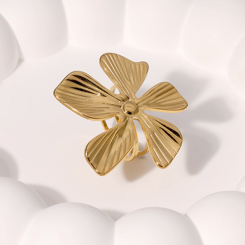 Anello indice con motivo floreale di tendenza in acciaio inossidabile placcato oro con un'estetica minimalista e cool