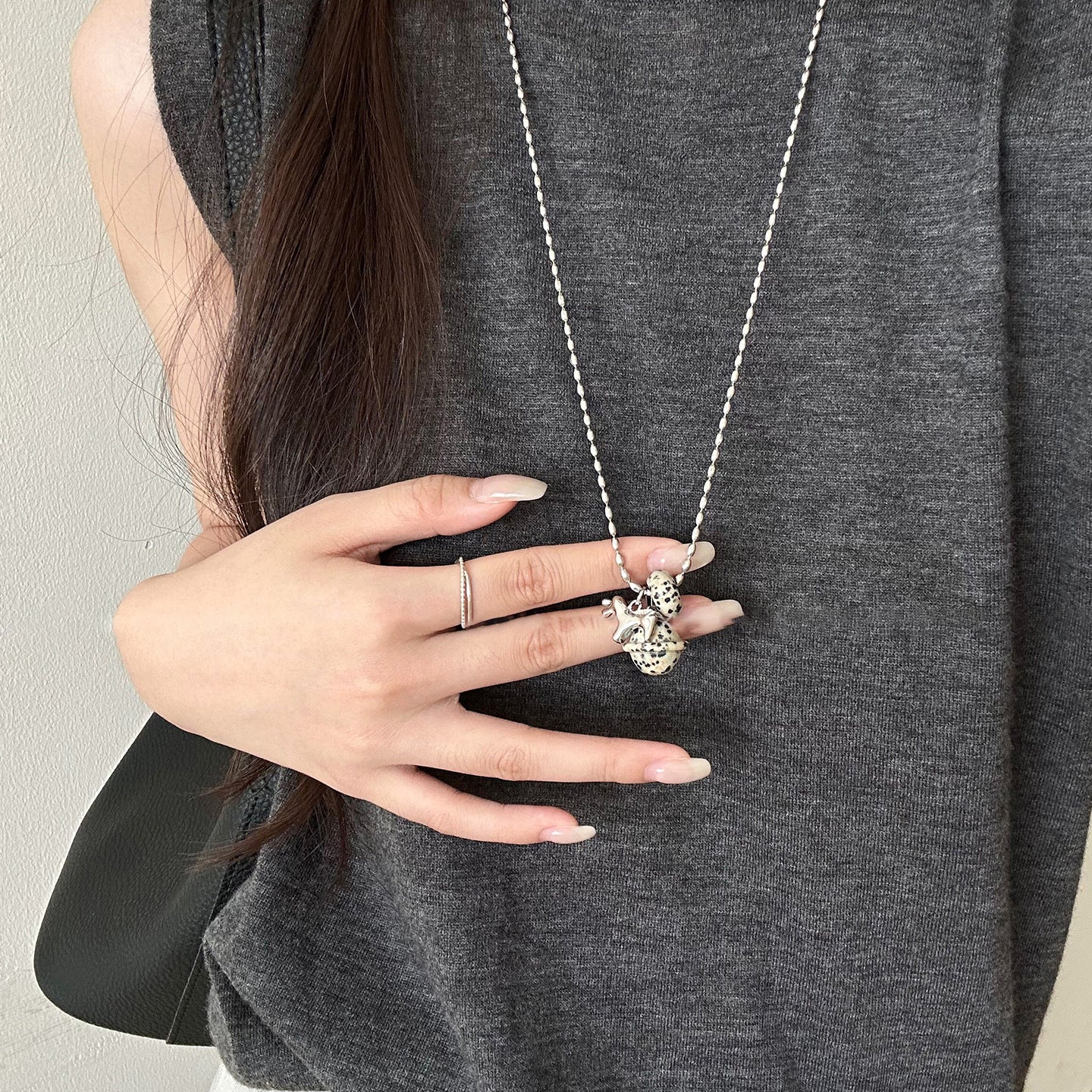 Collana con ciondolo a campana con Occhio di Tigre geometrico stile Old Money da donna, catena minimalista per maglione