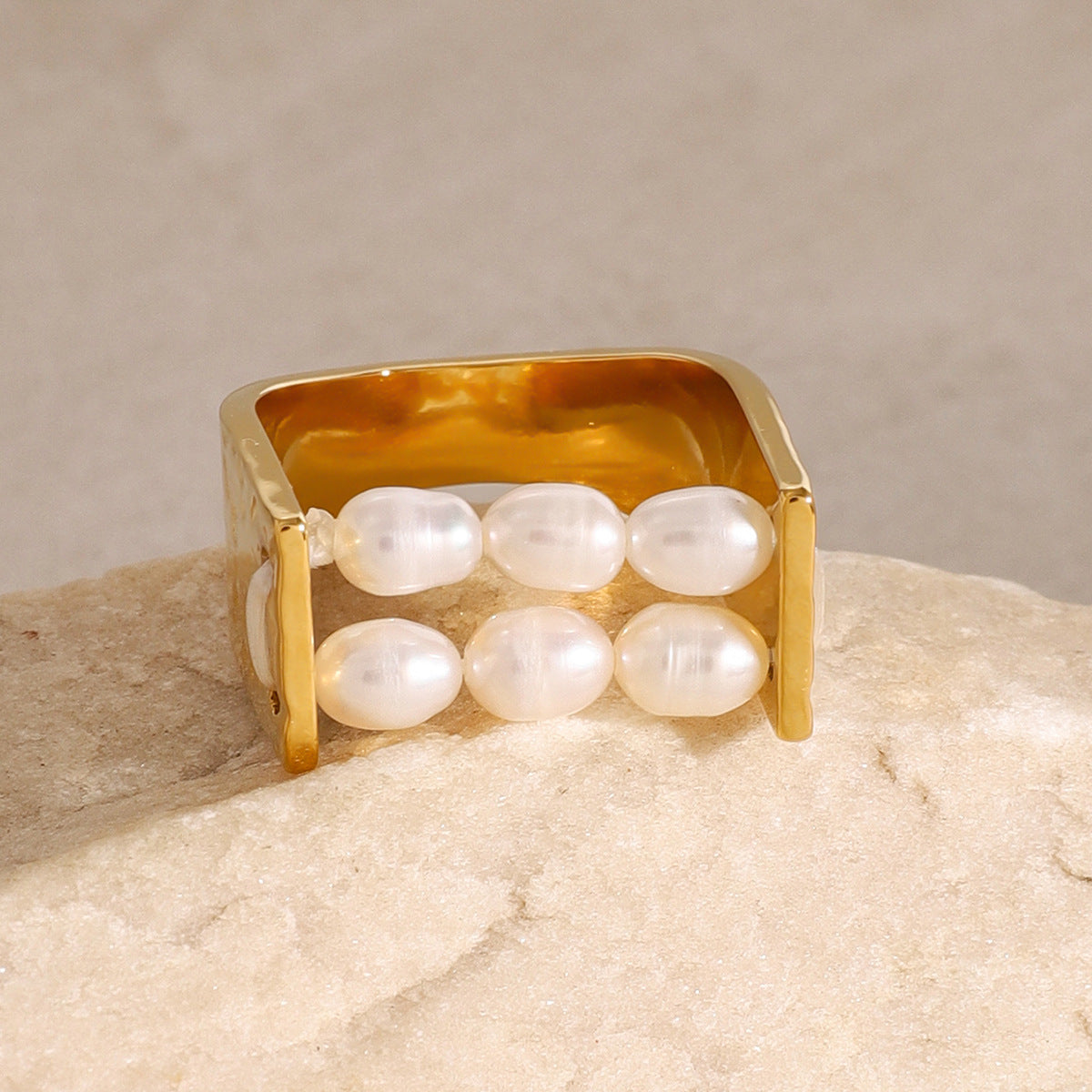 Anello alla moda a U geometrica in acciaio inossidabile placcato oro 18 carati con perla, da donna
