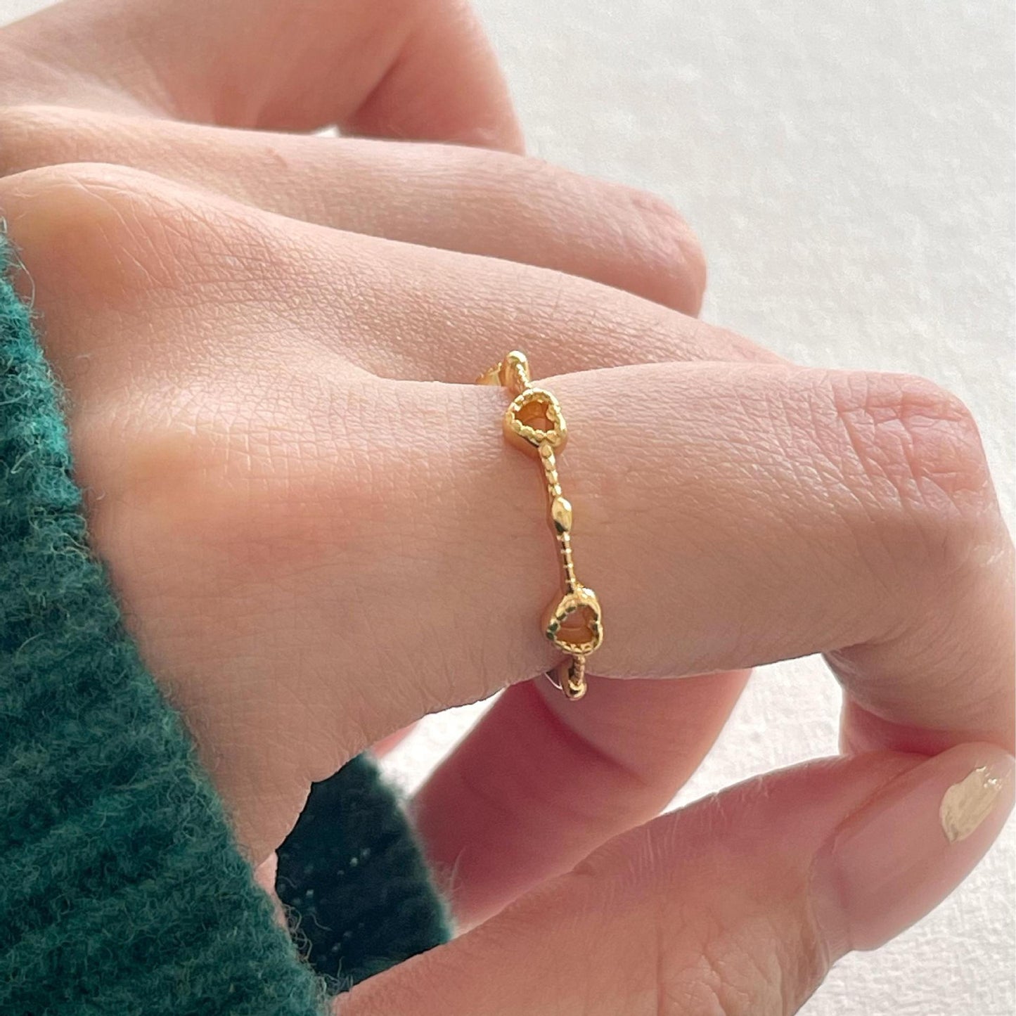 Anillo minimalista de plata de ley S925 con forma de corazón y recubrimiento de resina brillante para mujer