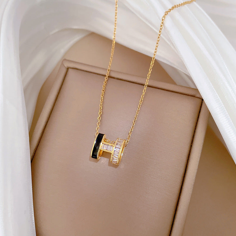 Collana con Ciondolo a Lettera Minimalista in Acciaio al Titanio con Finitura Smaltata e Intarsio di Strass per Donna e Uomo
