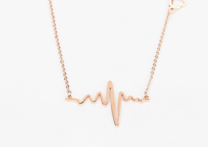Collana con ciondolo geometrico a battito cardiaco ECG dal design originale da donna in acciaio al titanio con finitura placcata