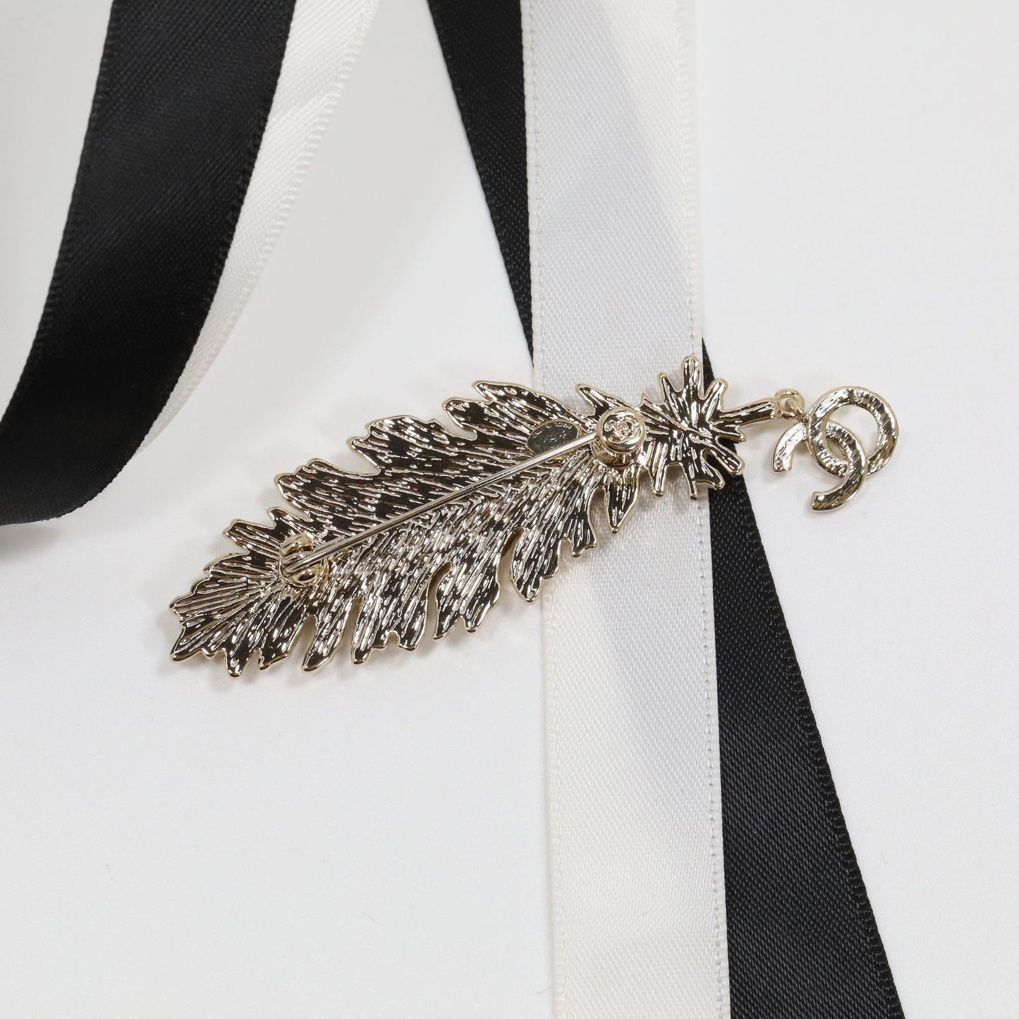 Spilla da donna di lusso elegante in ottone placcato oro con piuma e strass