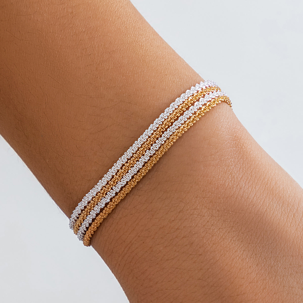 Collana a più strati geometrica minimalista da donna con base in rame e finitura galvanizzata
