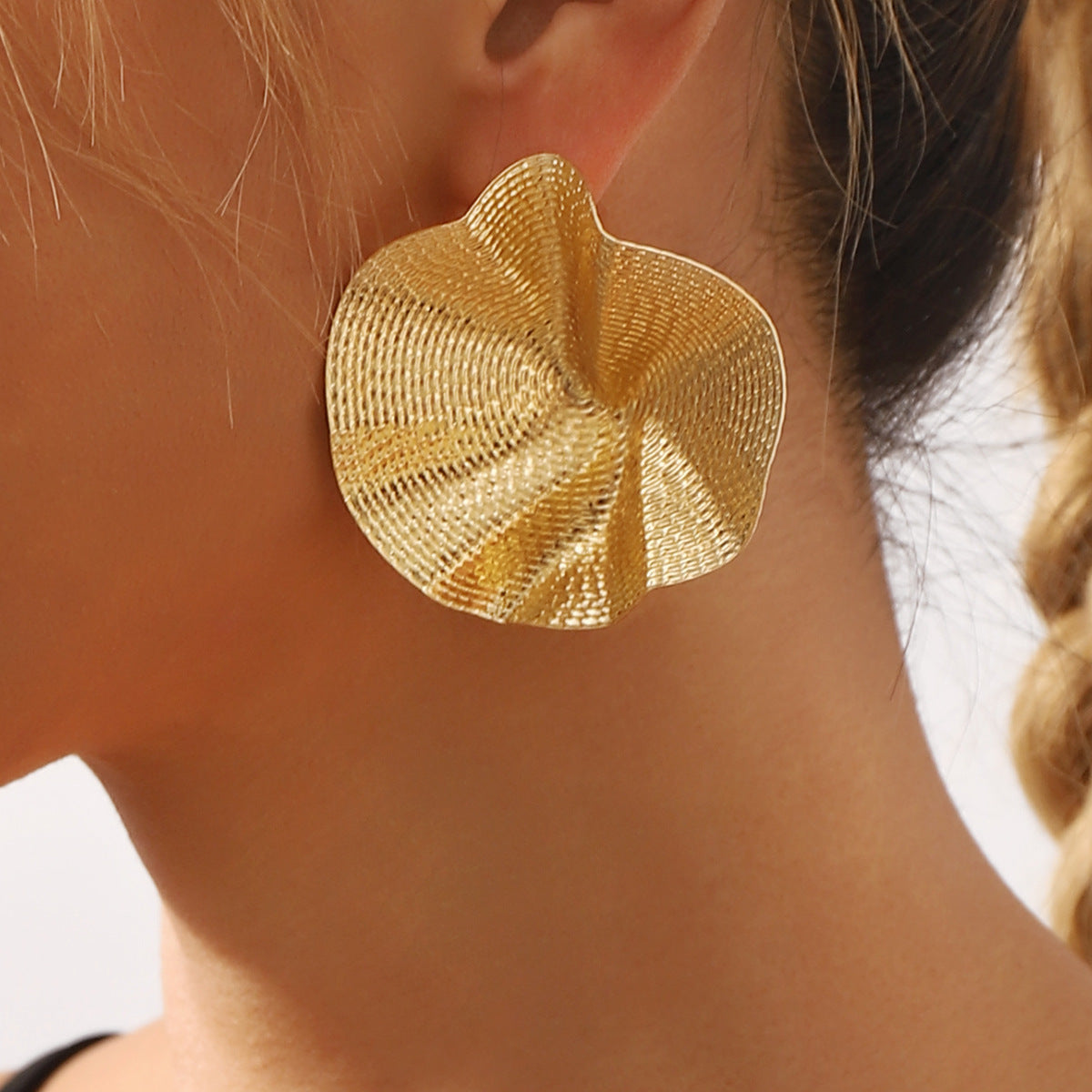 Elegantes aretes de hoja con volantes geométricos para mujer con base de hierro y acabado chapado