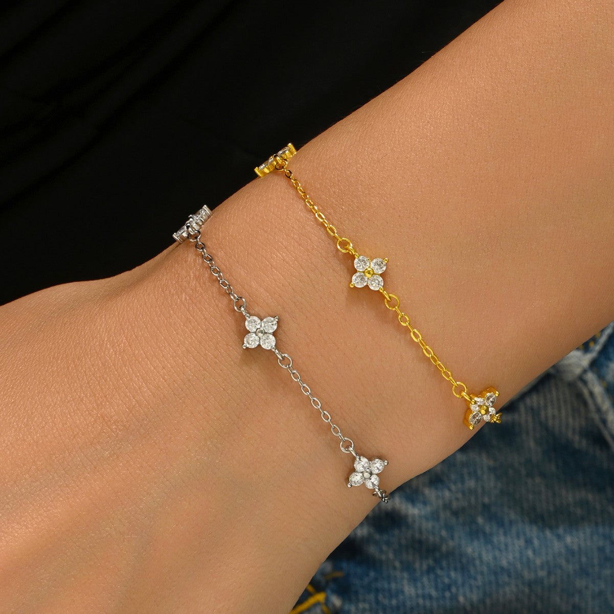 Pulsera Geométrica de Trébol de Cuatro Hojas con Incrustaciones de Diamantes de Imitación para Mujer en Cobre con Diseño Moderno y Versátil