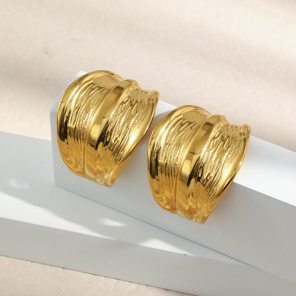 Orecchini minimalisti di lusso in acciaio inossidabile geometrici con placcatura in oro 18K e design testurizzato a C larga per donna