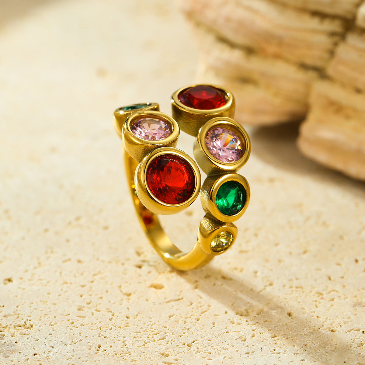 Anillo minimalista de acero inoxidable con circonitas engastadas y acabado chapado para mujer