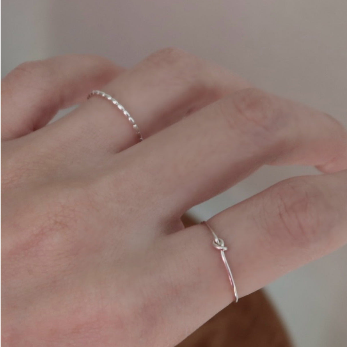 Anello Minimalista A Forma di Cuore Regolabile in Argento Sterling 925 con Perline Quadrate Smussate
