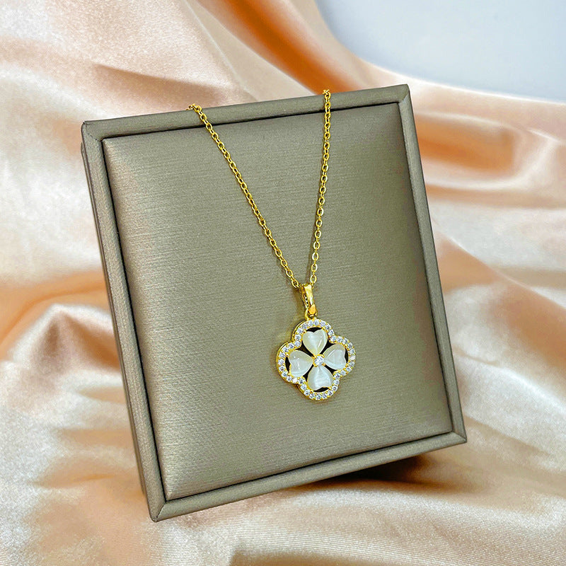 Collana con ciondolo girevole a quadrifoglio in acciaio al titanio con zirconi micropavé da donna