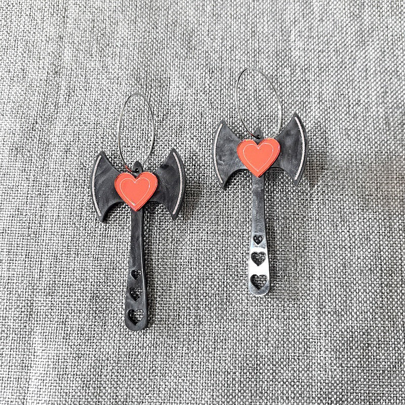 Pendientes de acrílico con forma de corazón y hacha de Halloween, exagerados y con detalles tallados, para usar sin distinción de género