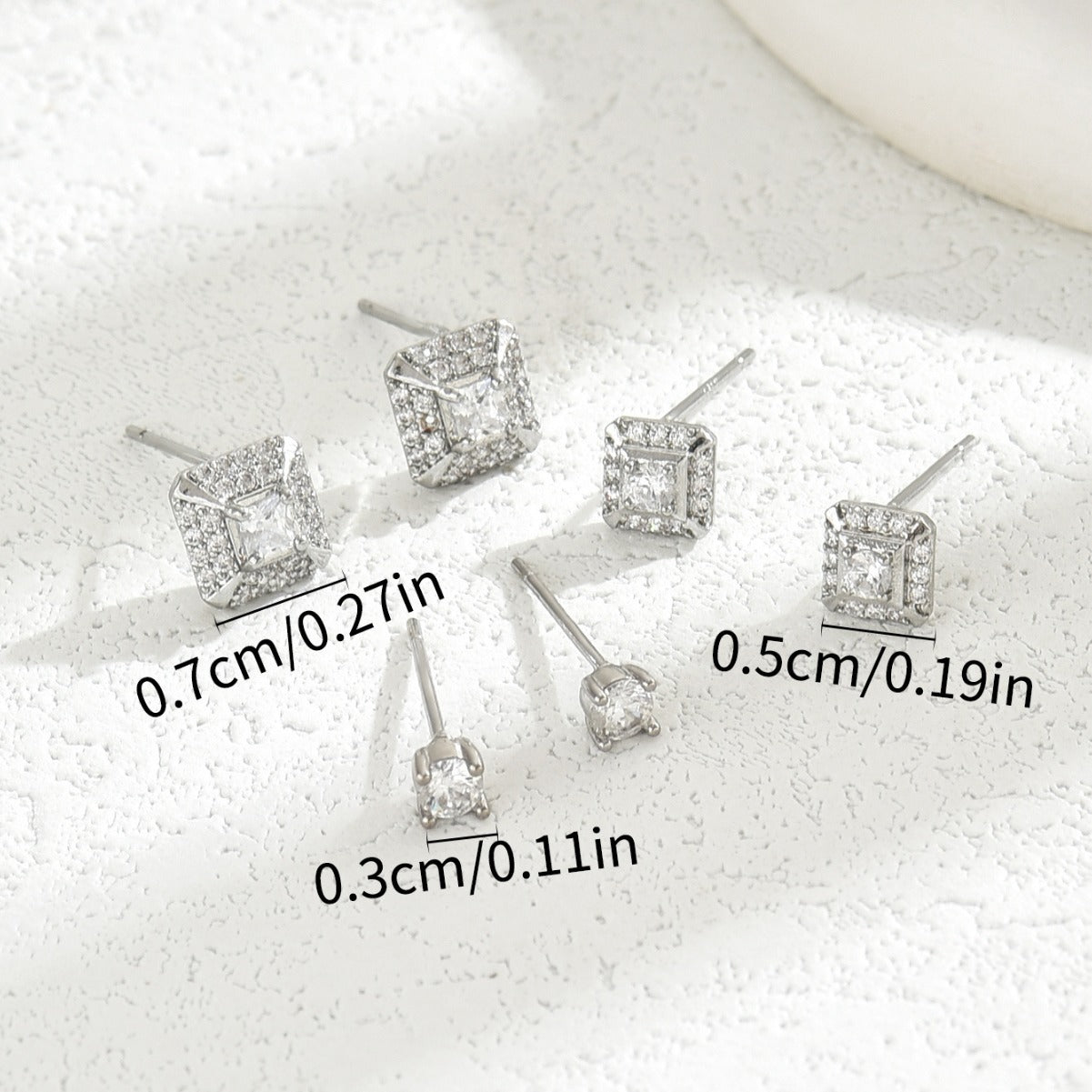 Orecchini a perno geometrici minimalisti con intarsio di zirconi su base in rame e perni in acciaio inossidabile da donna