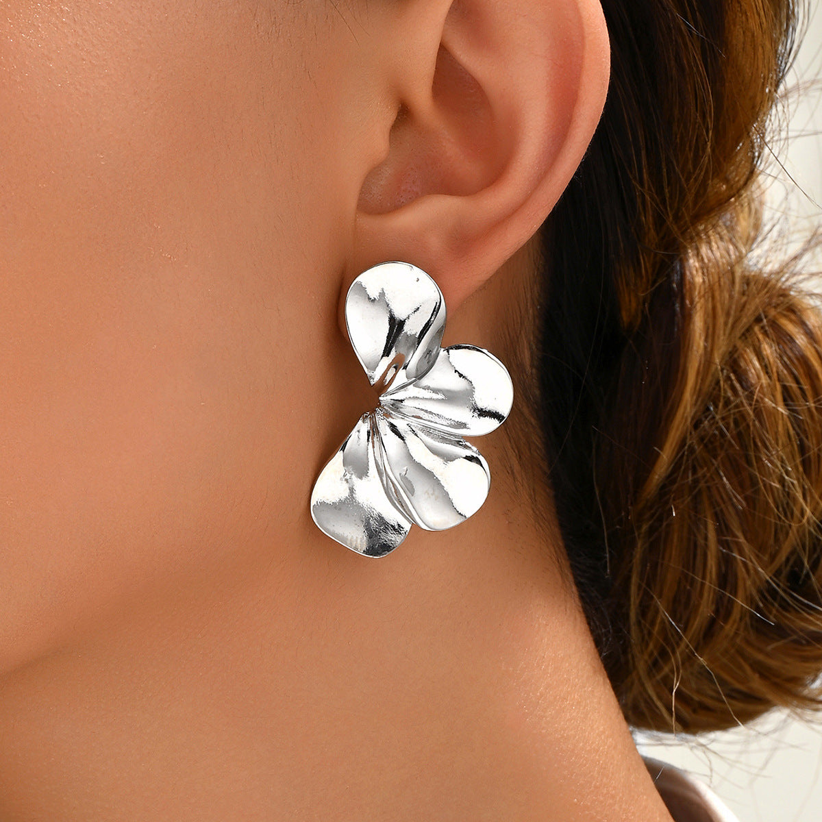 Pendientes de tuerca de aleación de zinc con forma floral y de hoja, estilo OL a la moda, con acabado chapado para mujer