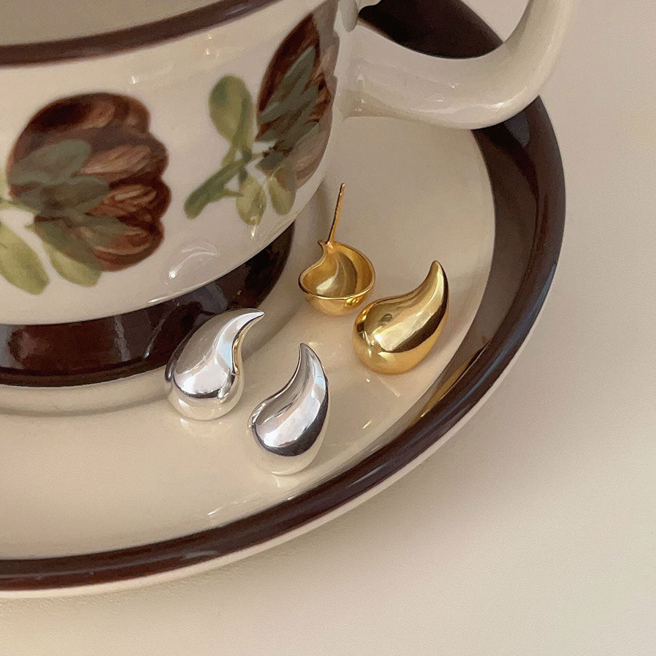 Aretes Minimalistas de Plata de Ley 925 con Forma de Lágrima y Acabado Bañado