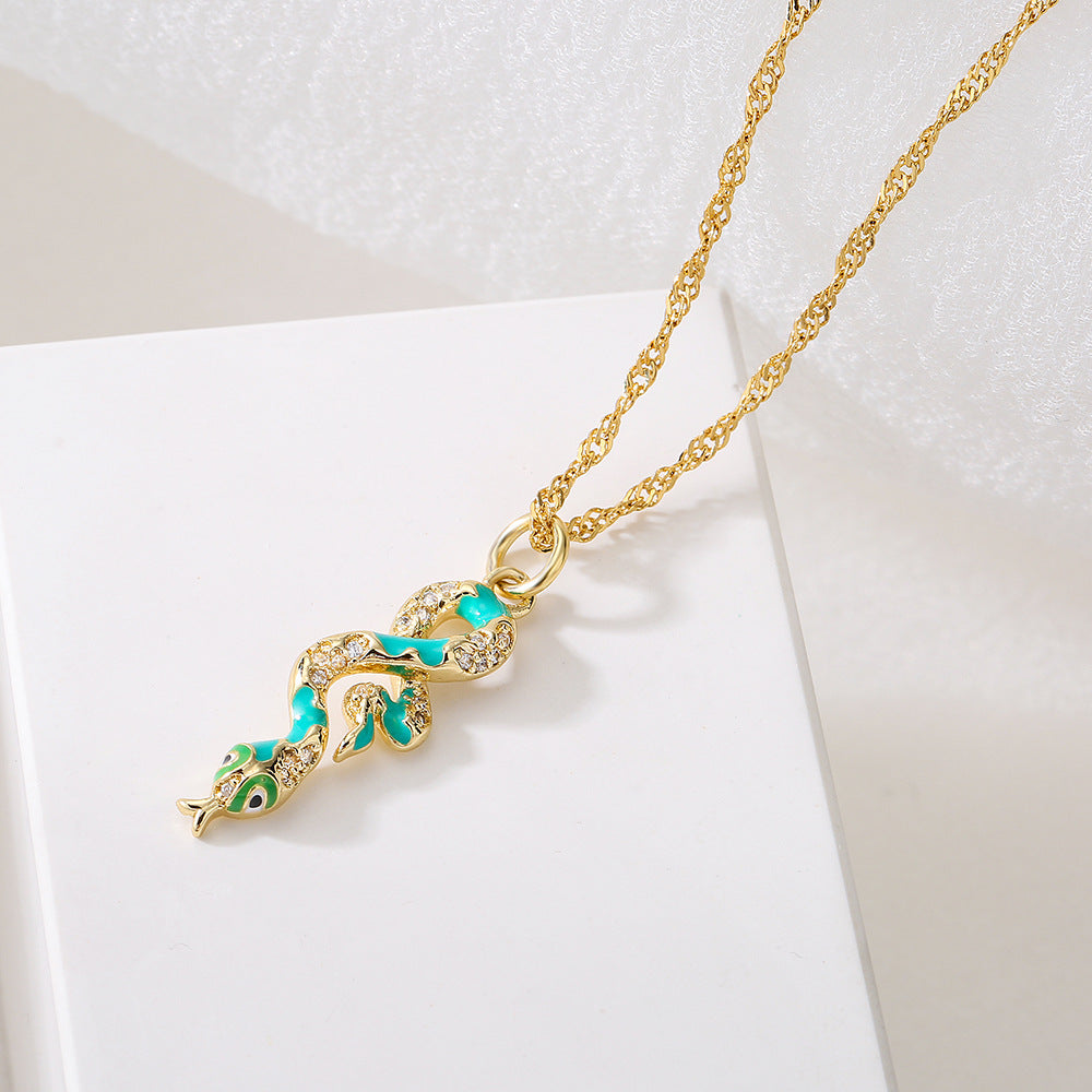 Collana con pendente geometrico minimalista in rame placcato oro 18 carati, finitura smaltata e zirconia micro-incastonata per donna