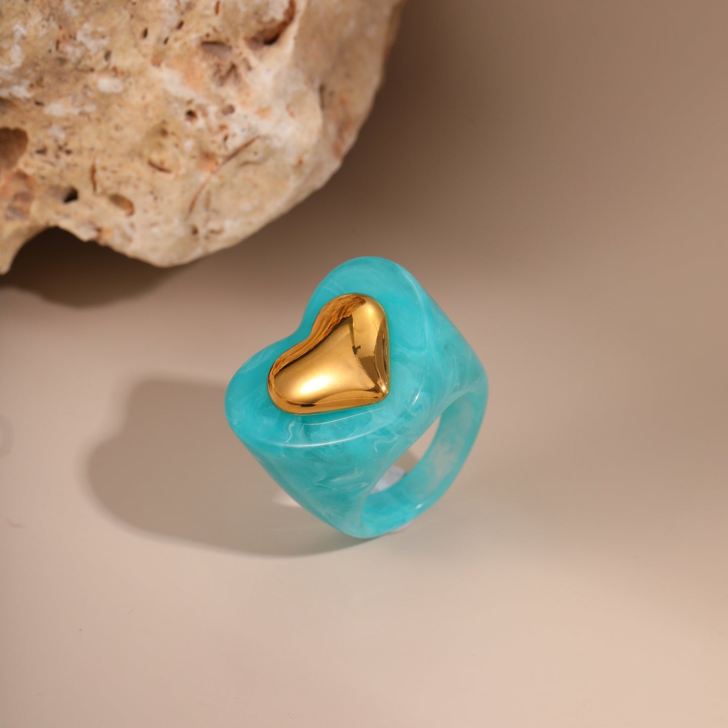 Anillo de acero de titanio con incrustaciones de resina en forma de corazón minimalista y acabado chapado para mujer